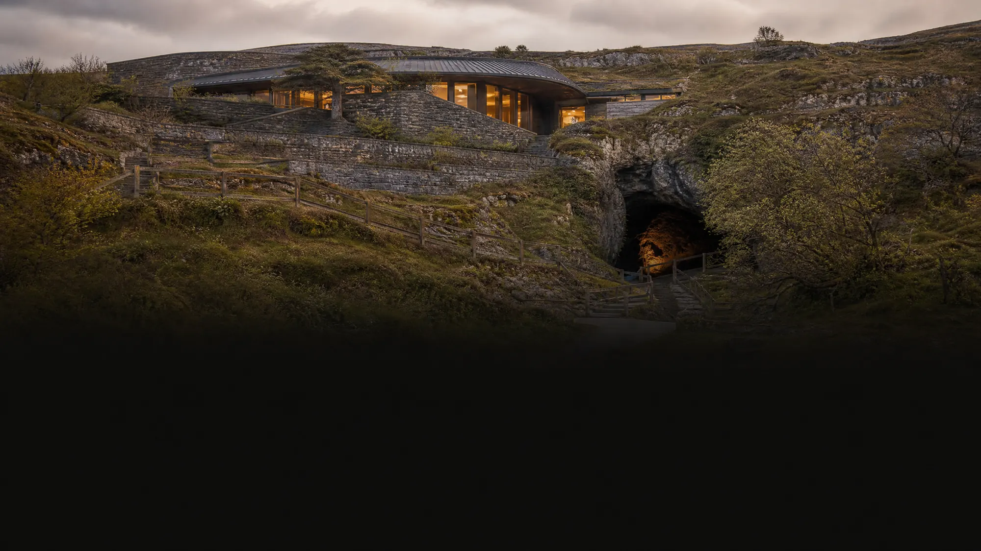 Steigen Sie 70 Fuß unter die Burren-Landschaft hinab, um Europas längsten frei hängenden Stalaktiten zu sehen. Sie können die Hauptkammer erkunden und den Outdoor-Eco-Trail begehen.
