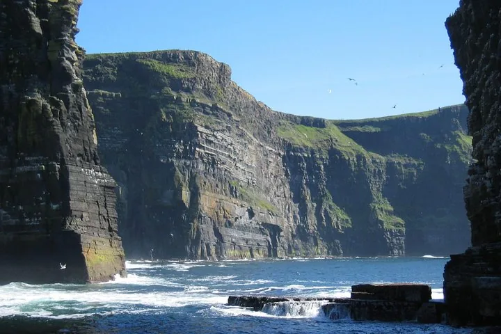 Ein Blick auf die hoch aufragenden Cliffs of Moher vom Wasserspiegel aus.